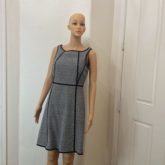 Talbots Dress Size 8 Petite Scoop Neck Sleeveless Black White Slimming Line Midi - Picture 2 of 9